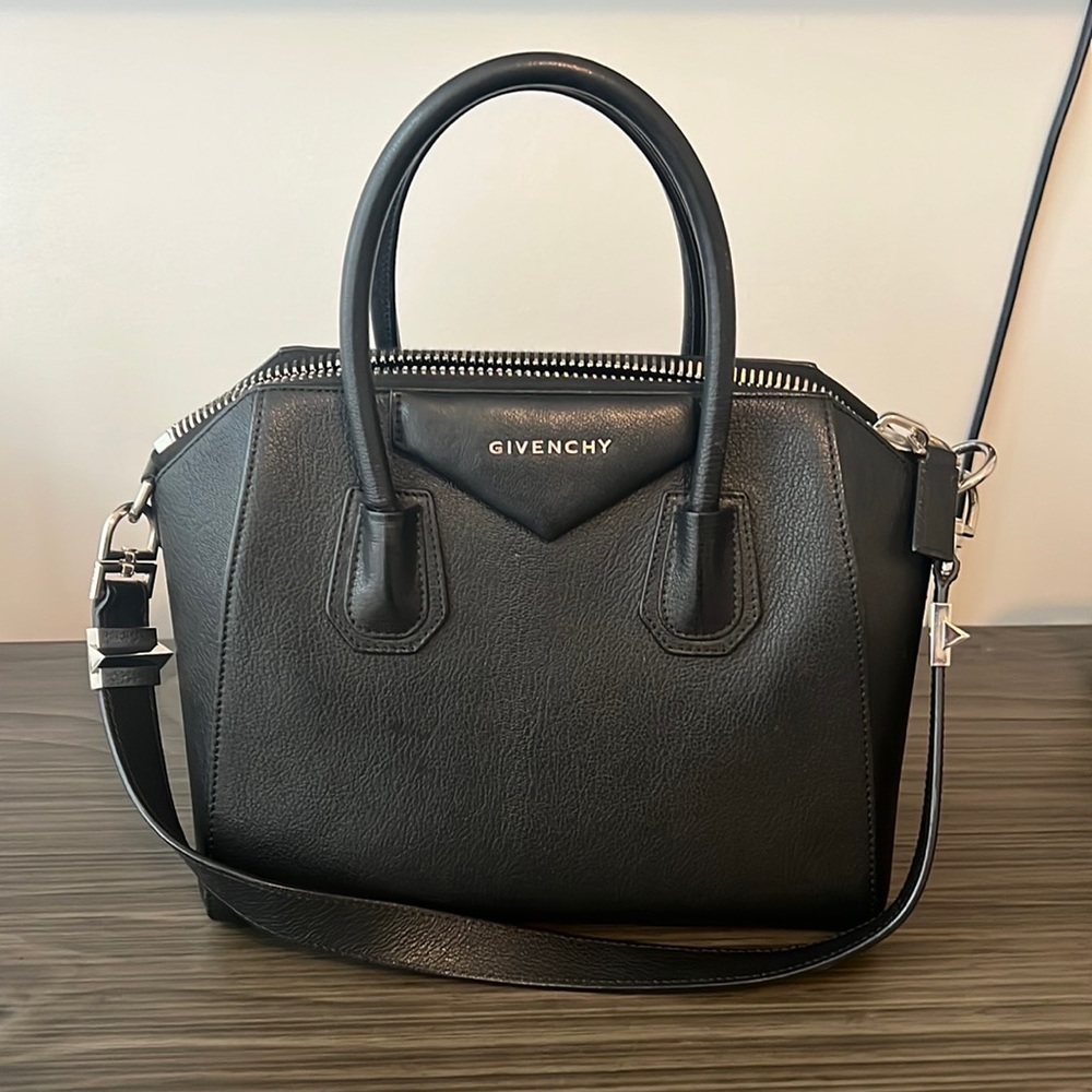 Givenchy Antigona bag in black